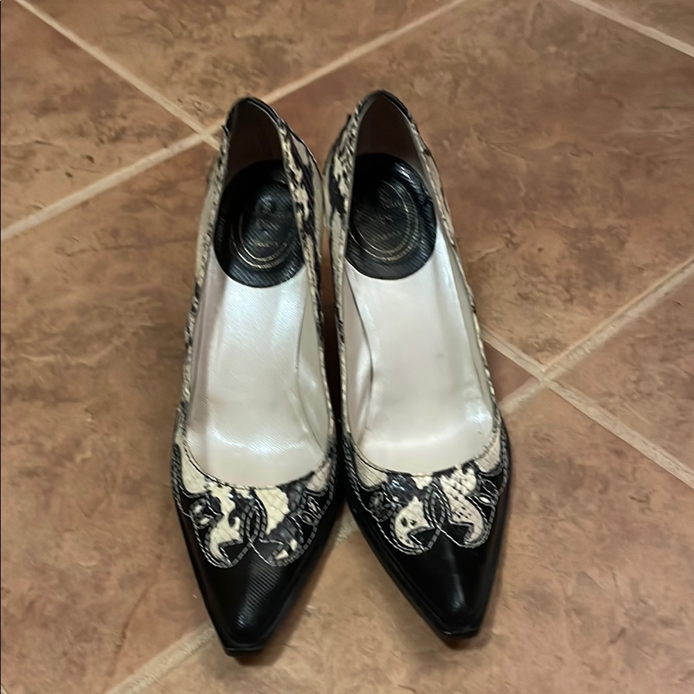 Elegant Christian Dior couture Black and Cream pumps.  Size 40